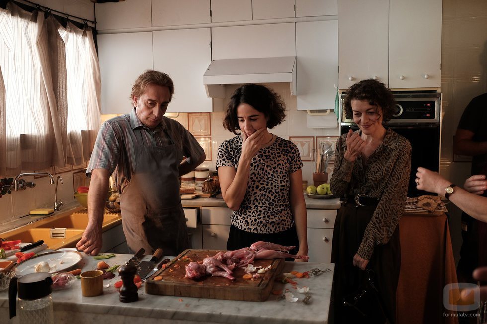 Gonzalo de Castro y Nuria González cocinando en una escena de 'Matar al padre'