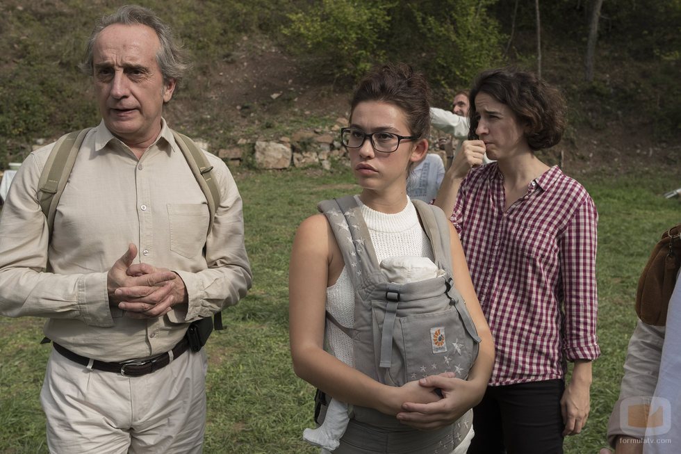 Gonzalo de Castro y Greta Fernández junto Mar Coll, directora y creadora de 'Matar al padre'