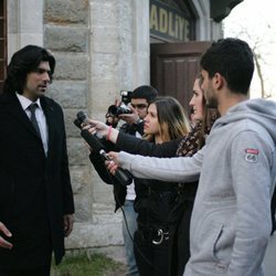Kerim habla con los medios sobre el juicio en 'Fatmagül'