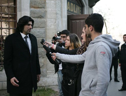 Kerim habla con los medios sobre el juicio en 'Fatmagül'