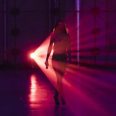 Eleni Foureira entra al plató de 'Fama a bailar' en su actuación de "Fuego"
