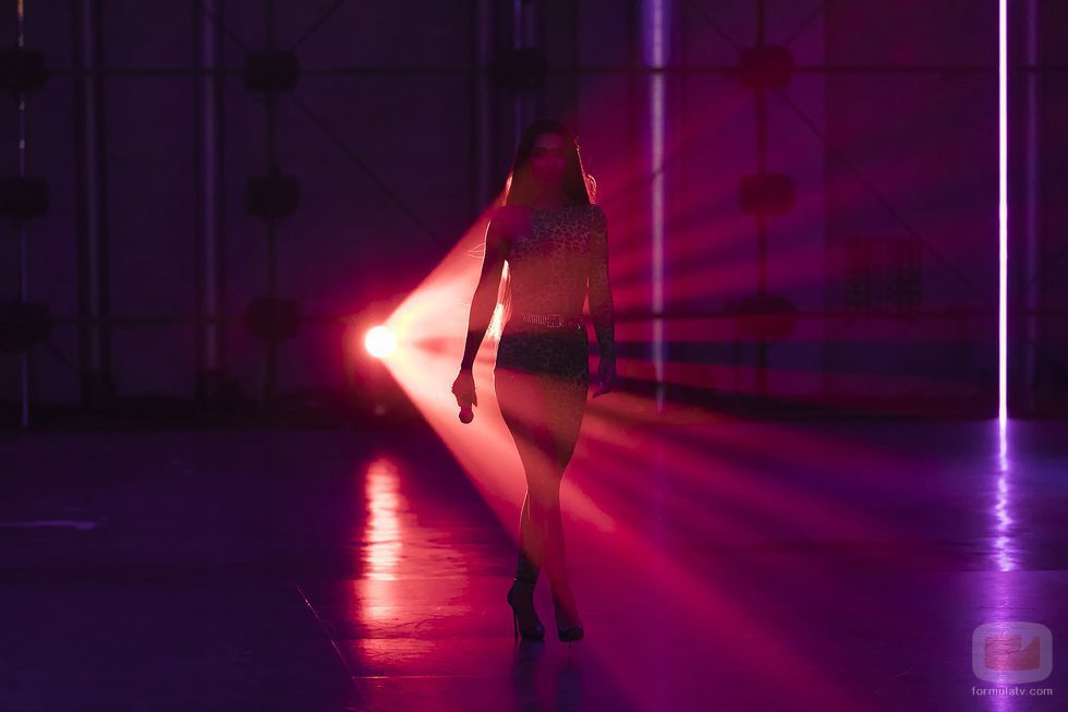 Eleni Foureira entra al plató de 'Fama a bailar' en su actuación de "Fuego"