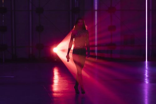 Eleni Foureira entra al plató de 'Fama a bailar' en su actuación de "Fuego"