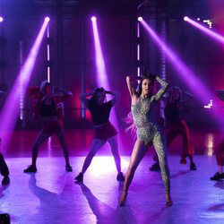 Eleni Foureira y los bailarines de 'Fama a bailar' en la actuación de "Fuego"