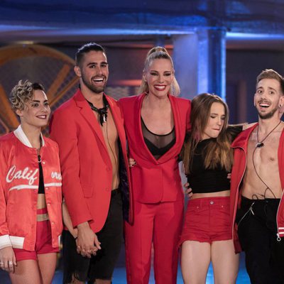 Paula Vázquez junto a varios concursantes de 'Fama a bailar'