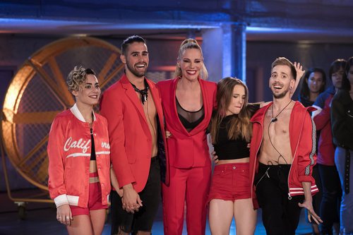 Paula Vázquez junto a varios concursantes de 'Fama a bailar'