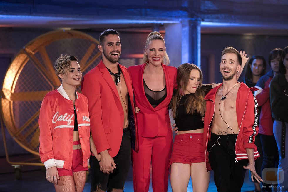 Paula Vázquez junto a varios concursantes de 'Fama a bailar'