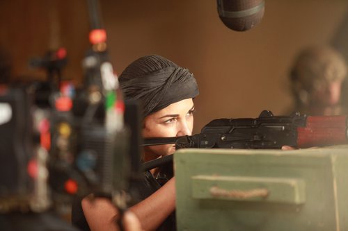 Paula Echevarría apunta con un arma durante el rodaje de 'Los nuestros 2'