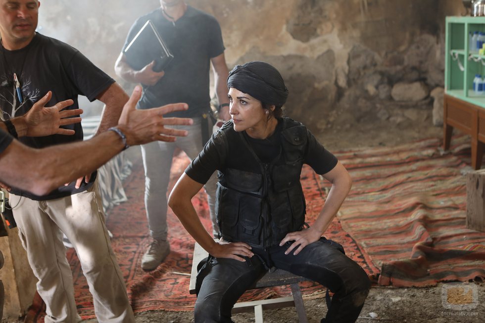 Paula Echevarría recibe instrucciones antes de grabar una escena de 'Los nuestros 2'