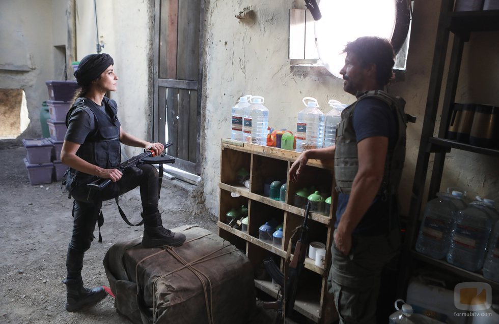 Paula Echevarría y Rodolfo Sancho se miran en el rodaje de 'Los nuestros 2'