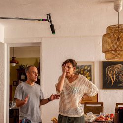 Malena Alterio y Javier Gutiérrez en el rodaje de la segunda temporada de 'Vergüenza'