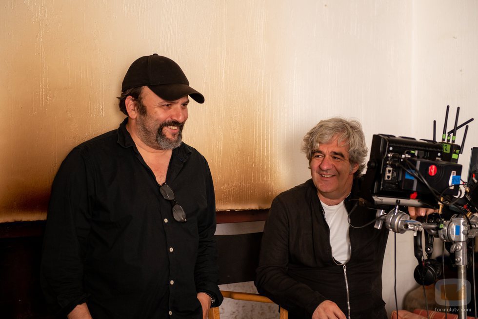 Los directores de la serie 'Vergüenza', Juan Cavestany y Álvaro Fernández-Armero