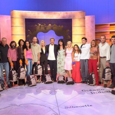 Paco Lobatón con los concursantes de la segunda edición de 'Supervivientes: Expedición Robinson'