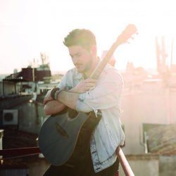 Luis Cepeda abraza una guitarra en una de las imágenes promocionales de su single "Esta vez"
