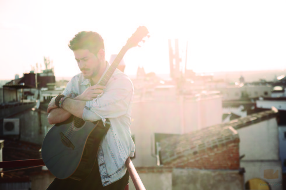 Luis Cepeda abraza una guitarra en una de las imágenes promocionales de su single "Esta vez"