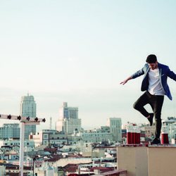 Cepeda en una foto promocional de su single "Esta vez"