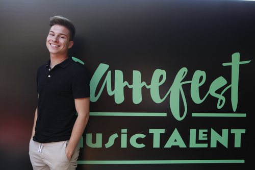 Raoul Vázquez posa junto al cartel del Carrefest Music Talent 2018