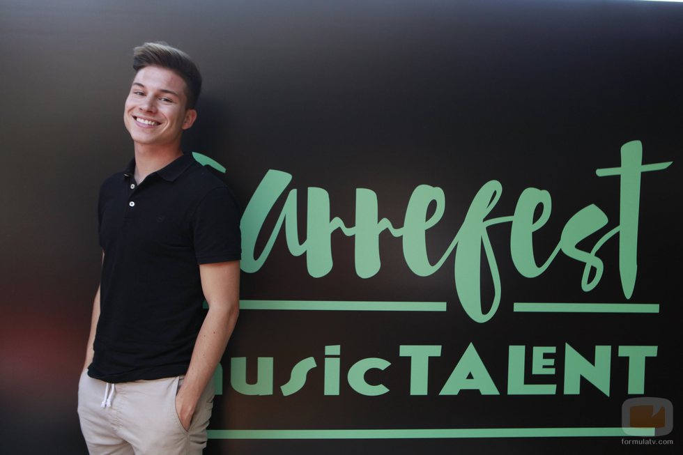 Raoul Vázquez posa junto al cartel del Carrefest Music Talent 2018