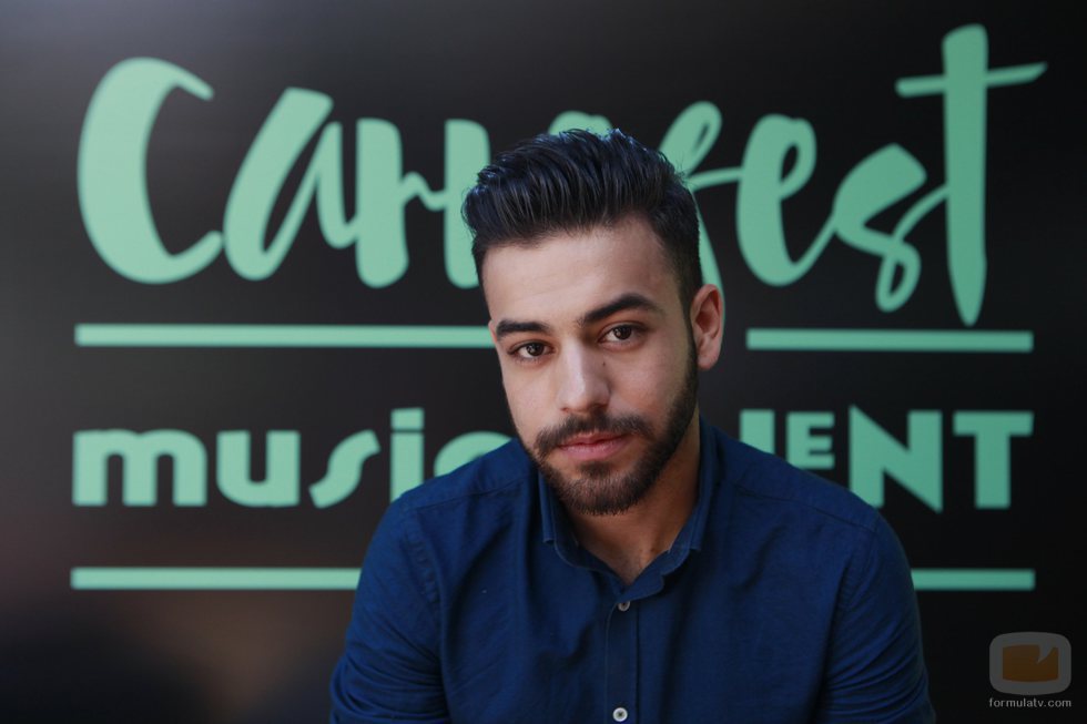 Agoney posa frente al cartel del Carrefest Music Talent 2018