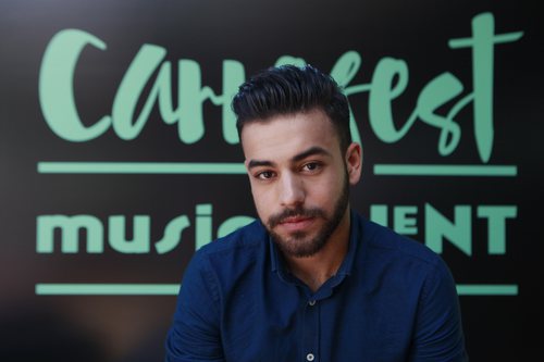 Agoney posa frente al cartel del Carrefest Music Talent 2018
