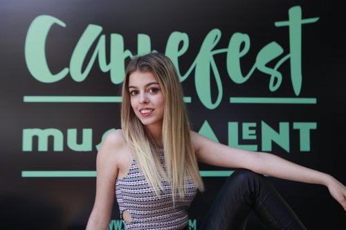 Nerea Rodríguez posa frente al cartel del Carrefest Music Talent 2018