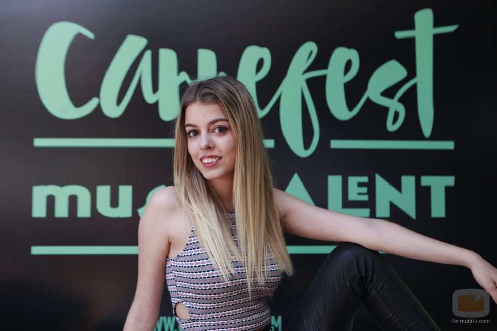Nerea Rodríguez posa frente al cartel del Carrefest Music Talent 2018