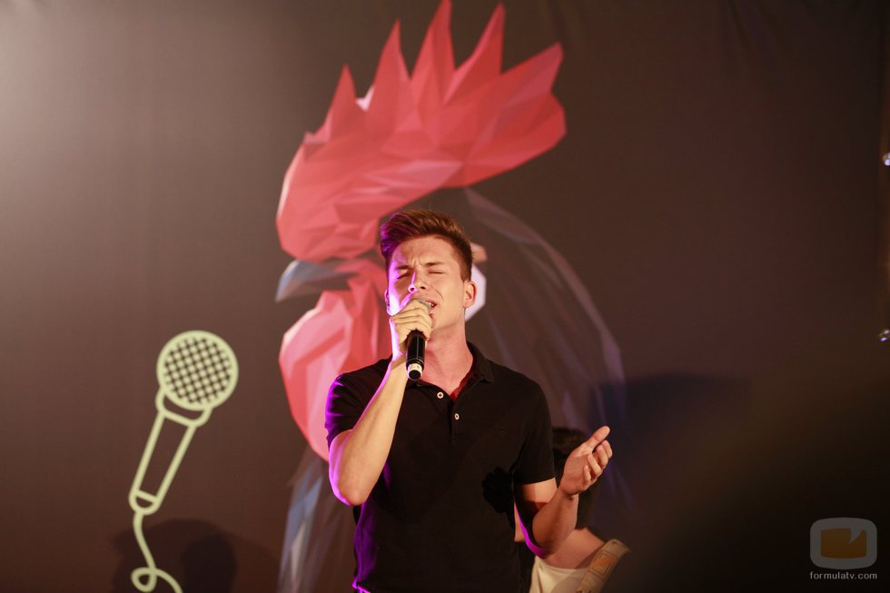 Raoul Vázquez cantando en la presentación del Carrefest Music Talent 2018