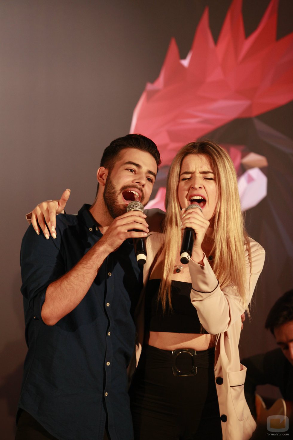 Agoney y Mimi cantando en la presentación del Carrefest Music Talent 2018