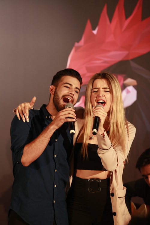 Agoney y Mimi cantando en la presentación del Carrefest Music Talent 2018