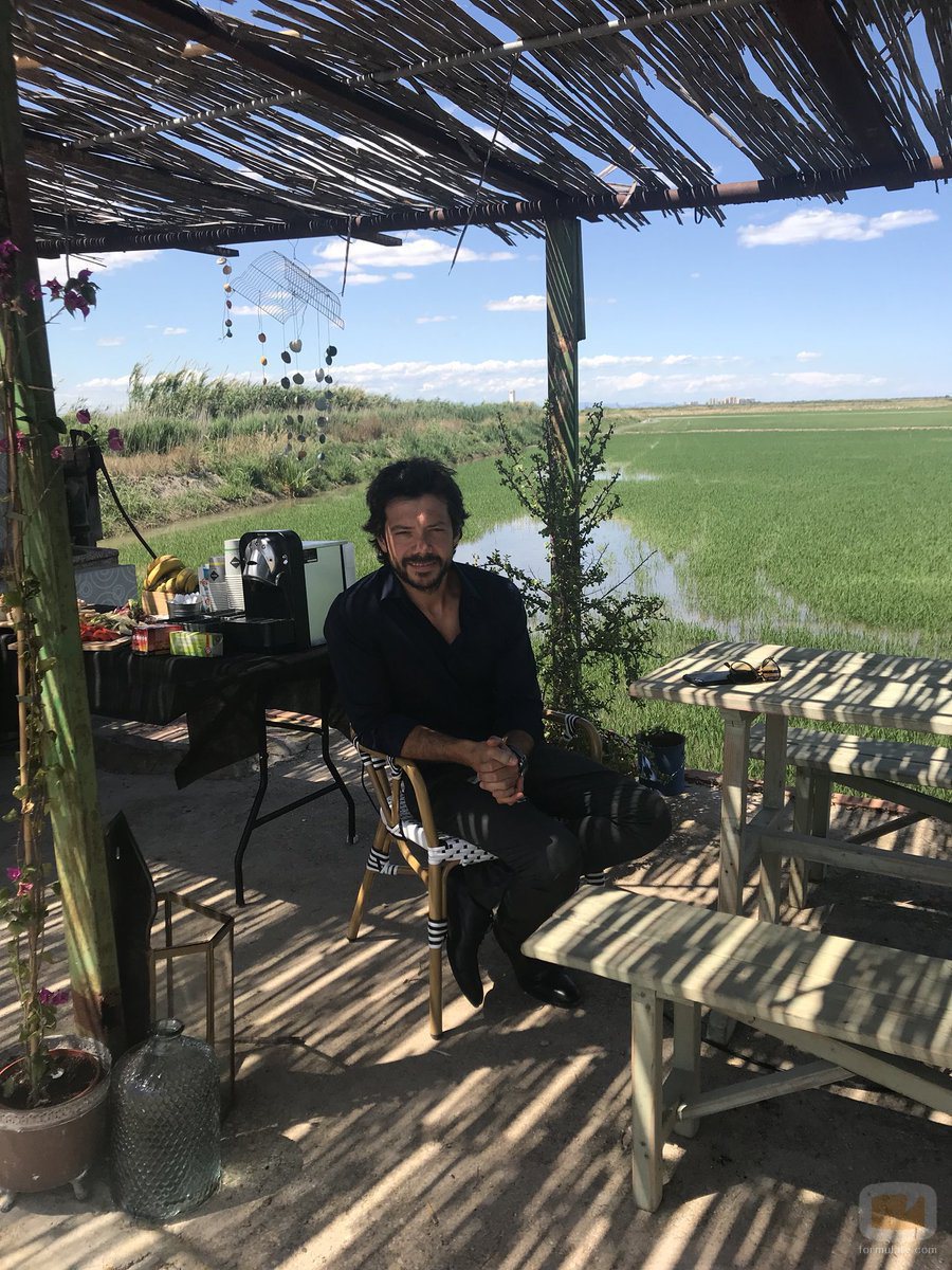 Álvaro Morte en el rodaje de la serie 'El embarcadero'