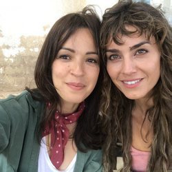 Verónica Sánchez e Irene Arcos en el rodaje de la serie 'El embarcadero'