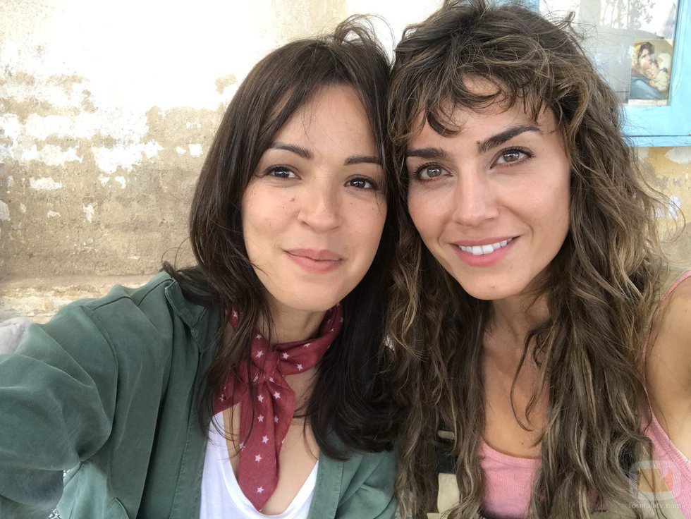 Verónica Sánchez e Irene Arcos en el rodaje de la serie 'El embarcadero'