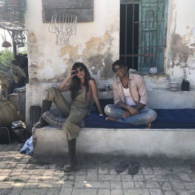 Irene Arcos y Paco Manzanedo en el rodaje de la serie 'El embarcadero'