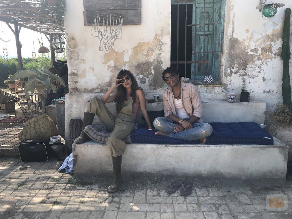 Irene Arcos y Paco Manzanedo en el rodaje de la serie 'El embarcadero'
