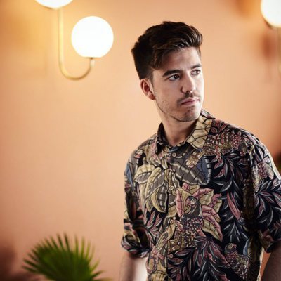 Roi Méndez posa en una imagen promocional de su single "Por una vez más"