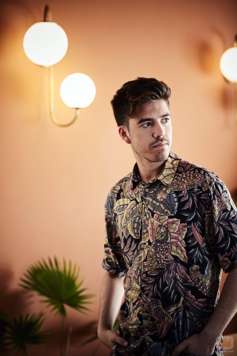 Roi Méndez posa en una imagen promocional de su single "Por una vez más"
