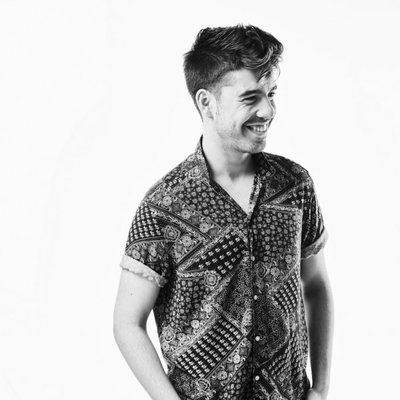 Roi Méndez, sonriente en una imagen promocional de "Por una vez más", su primer trabajo musical
