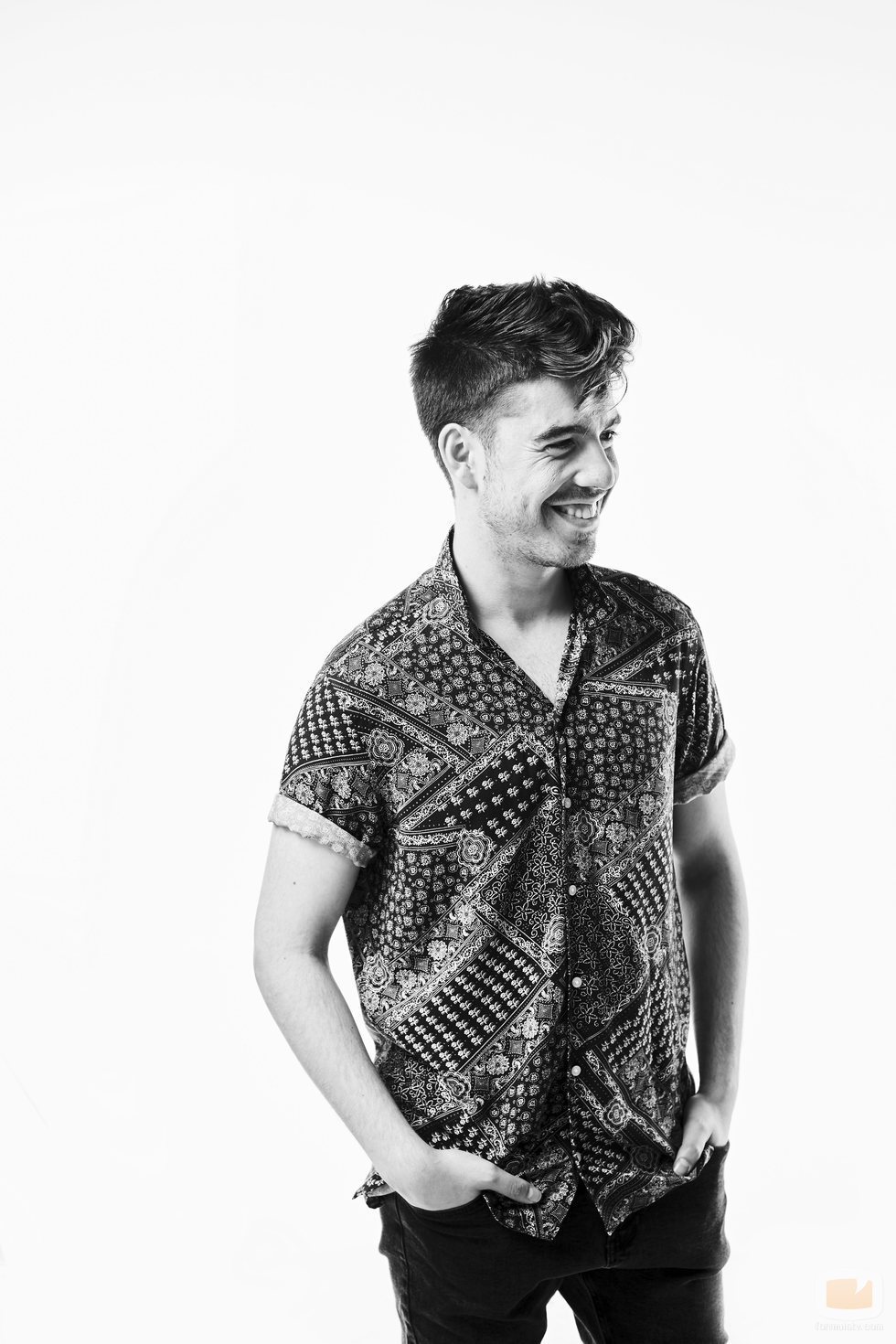 Roi Méndez, sonriente en una imagen promocional de "Por una vez más", su primer trabajo musical