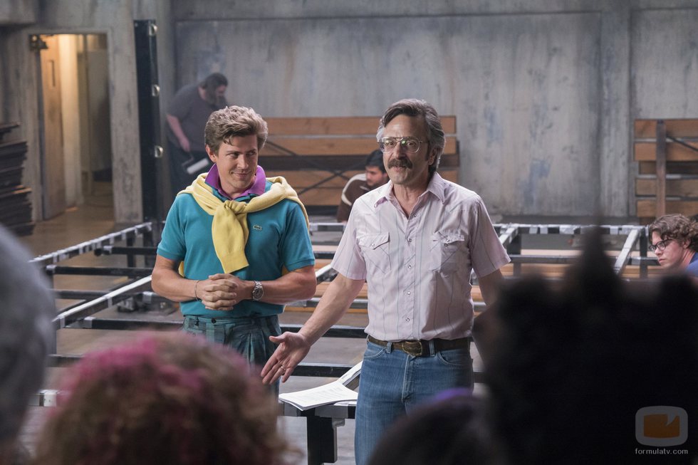 "Bash" Howard y Sam Sylvia en una escena de la segunda temporada de 'Glow'