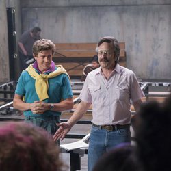 "Bash" Howard y Sam Sylvia en una escena de la segunda temporada de 'Glow'