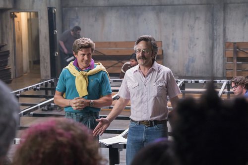 "Bash" Howard y Sam Sylvia en una escena de la segunda temporada de 'Glow'