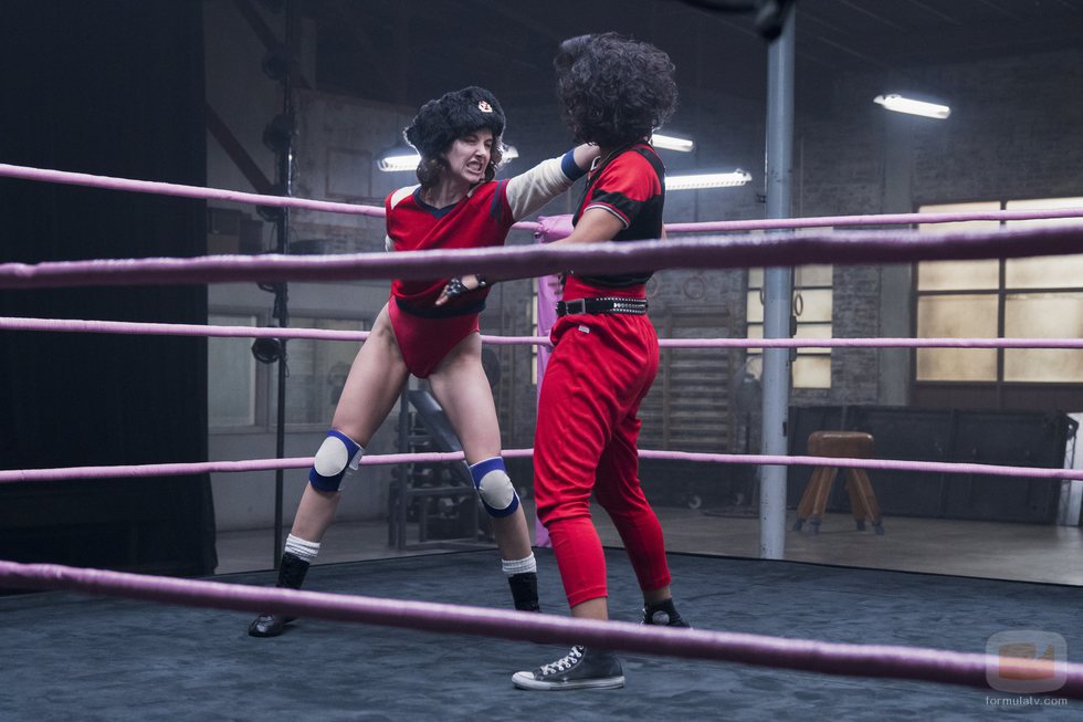 Ruth Wilder luchando en 'GLOW'