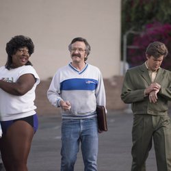 Tamme Dawson, "Bash" Howard y Sam Sylvia en una escena de 'GLOW'