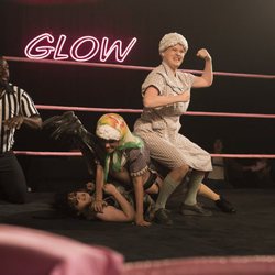 Stacey Beswick lucha contra Sheila y otra actriz en la segunda temporada de 'GLOW'