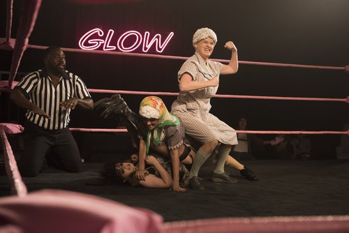 Stacey Beswick lucha contra Sheila y otra actriz en la segunda temporada de 'GLOW'
