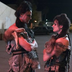 Sheila habla con un chico en la segunda temporada de 'GLOW'