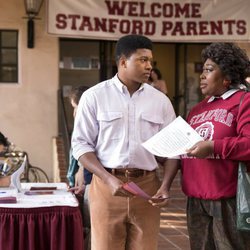 Tamme Dowson habla con un joven en la segunda temporada de 'GLOW'