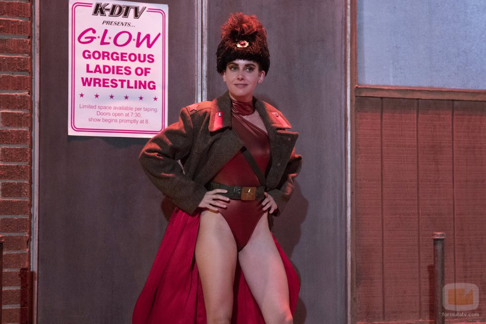 Ruth Wilder posa en la segunda temporada de 'GLOW'