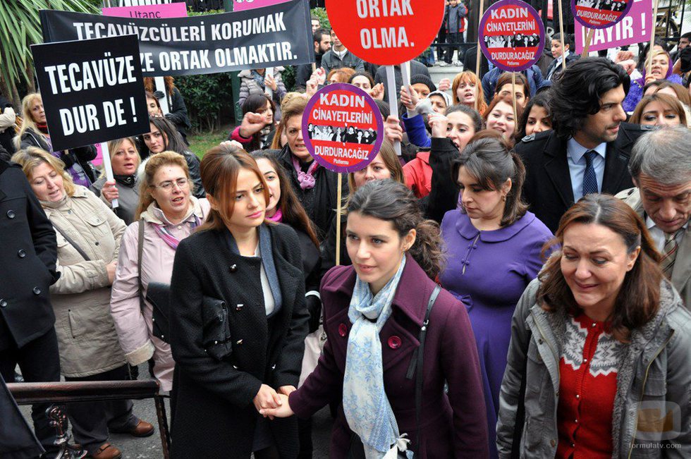 Fatmagül entrando en los juzgados turcos en la segunda temporada de 'Fatmagül'