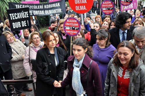 Fatmagül entrando en los juzgados turcos en la segunda temporada de 'Fatmagül'